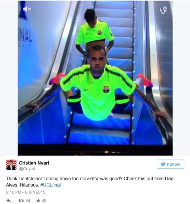 Dani Alves fährt auf einem Video eine Rolltreppe hinunter.