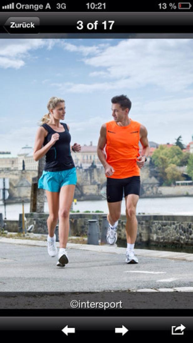 Ein Mann und eine Frau joggen vor der Karlsbrücke in Prag.
