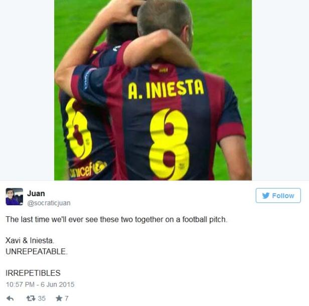 Andrés Iniesta umarmt einen Mitspieler auf dem Fußballfeld.