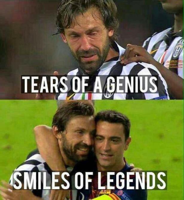 Der Fußballspieler Andrea Pirlo weint; im unteren Bild umarmt er Xavi Hernández.