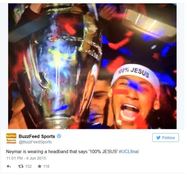 Neymar feiert mit der Champions-League-Trophäe und einem Stirnband mit der Aufschrift „100% Jesus“.