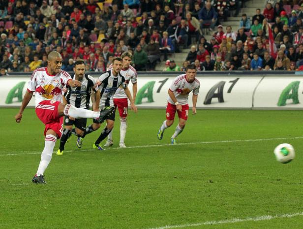Ein Fußballspieler schießt den Ball während eines Fußballspiels.
