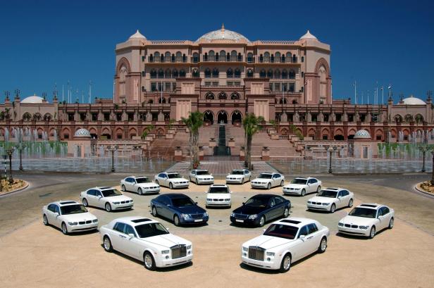Mehrere Luxusautos stehen vor dem Emirates Palace Hotel in Abu Dhabi.
