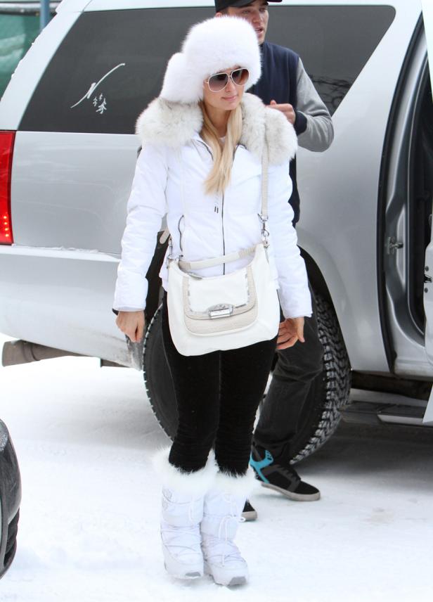 Paris Hilton steigt in Winterkleidung aus einem Auto.