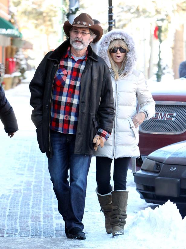 Goldie Hawn und Kurt Russell spazieren im Winter durch eine verschneite Stadt.