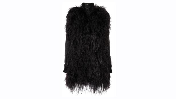 Ein schwarzer Mantel, der vollständig mit Federn bedeckt ist.