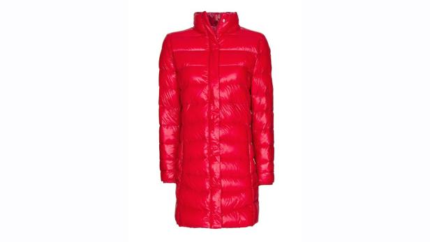 Eine rote, glänzende Daunenjacke vor einem weißen Hintergrund.