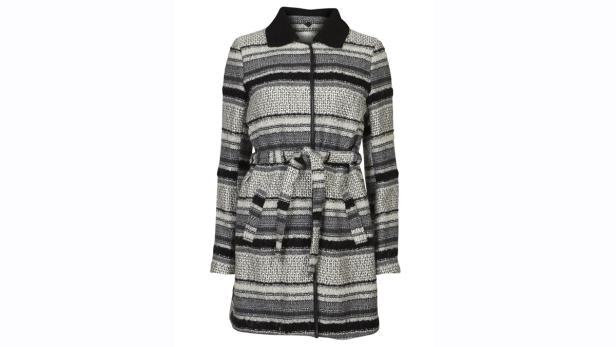 Ein gestreifter Mantel mit Gürtel in Grau- und Schwarztönen.