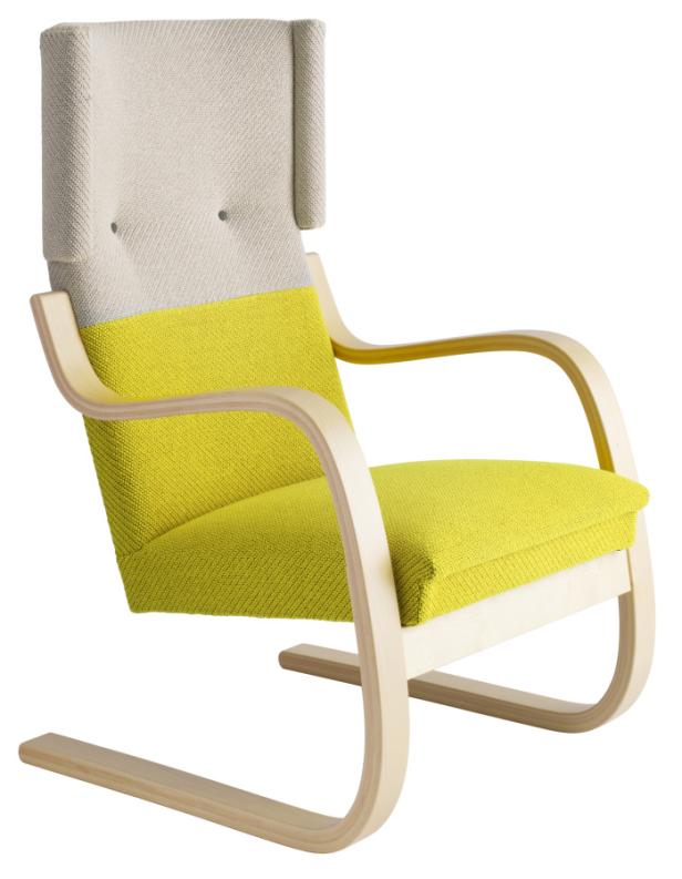Ein Sessel mit gelbem Sitz und Rückenlehne sowie einem hellen, hohen Kopfteil.