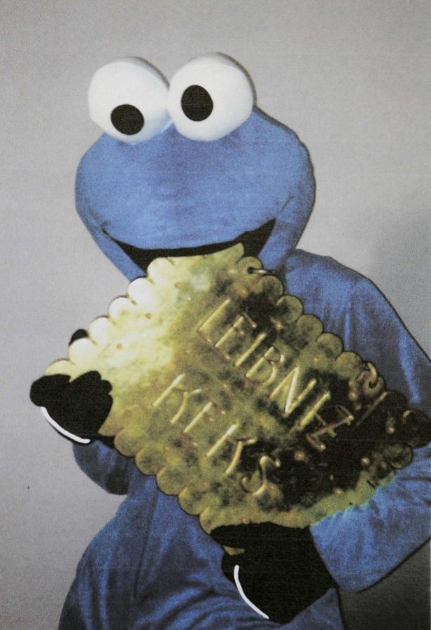 Das Krümelmonster hält einen Leibniz Keks in den Händen.