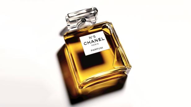 Eine Flasche Chanel N°5 Parfum auf einem weißen Hintergrund.