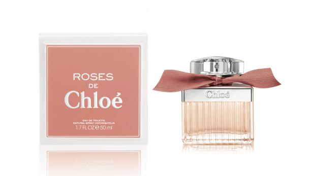 Eine Flasche „Roses de Chloé“ Eau de Toilette neben der zugehörigen Verpackung.