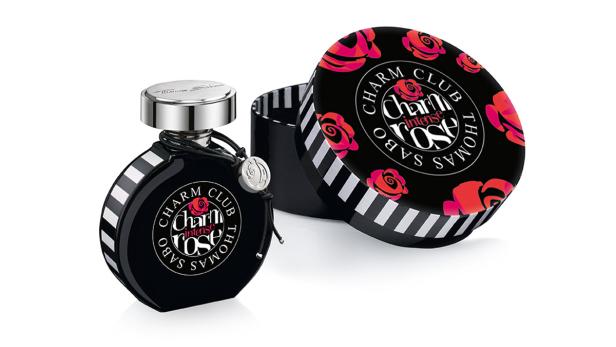 Eine Flasche „Charm Club intense Rose“ Parfüm von Thomas Sabo mit geöffneter Verpackung.