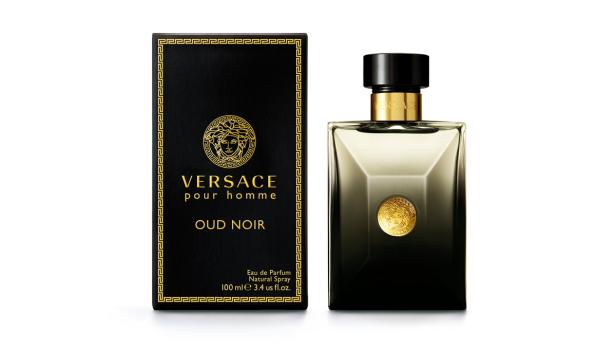 Eine Flasche Versace Oud Noir Eau de Parfum neben der zugehörigen Verpackung.