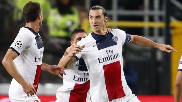 Zlatan Ibrahimović jubelt mit anderen Spielern von Paris Saint-Germain.