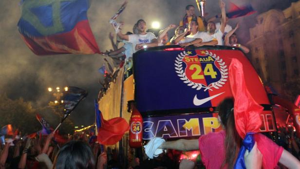 Fans feiern den Gewinn der rumänischen Meisterschaft von Steaua Bukarest.