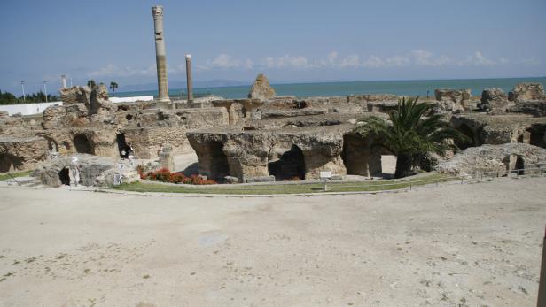 Die Ruinen des antiken Karthago in Tunesien mit Blick auf das Meer.