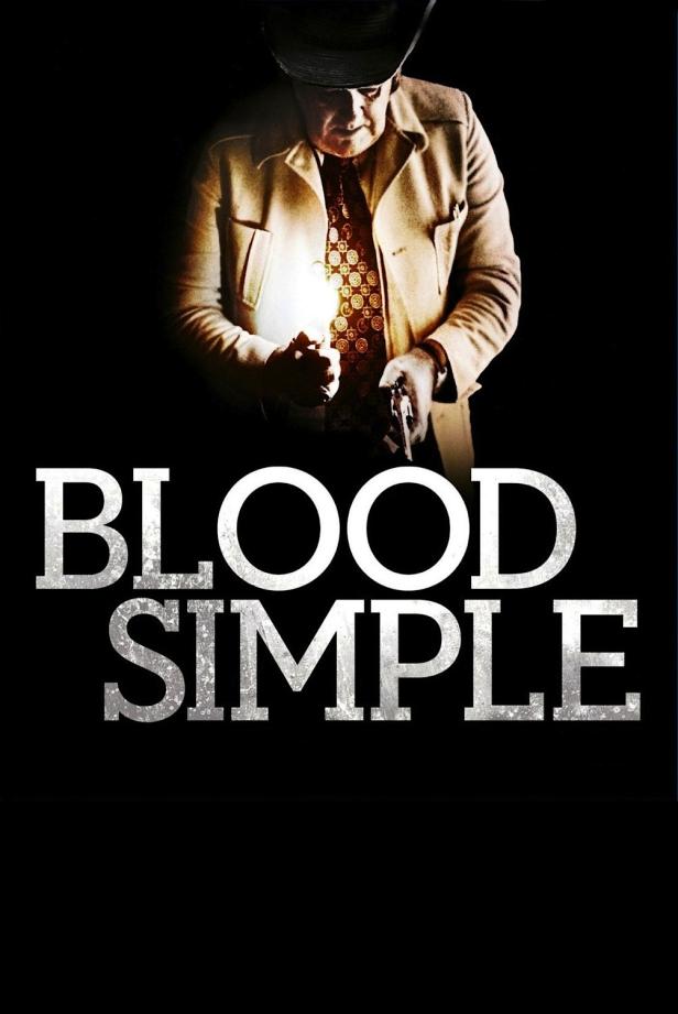 Ein Mann im Mantel und Hut zündet ein Feuerzeug an, darunter der Titel „Blood Simple“.