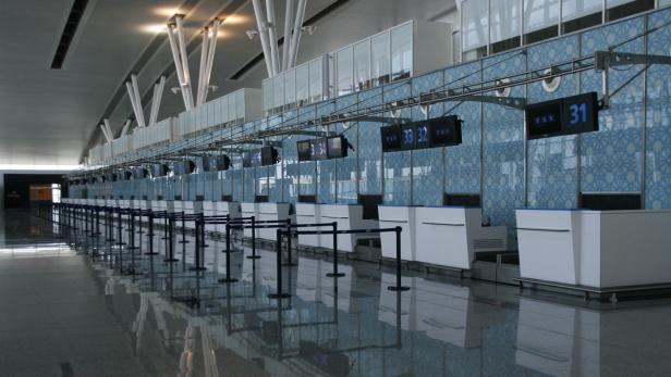 Leere Check-in-Schalter in einem modernen Flughafen.