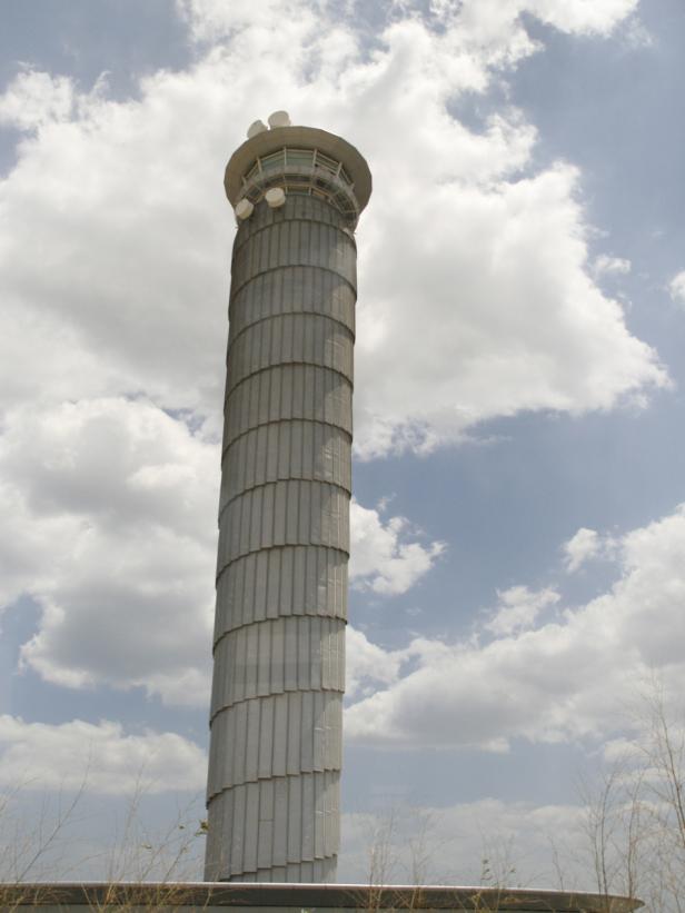Ein hoher Turm mit einer Aussichtsplattform unter einem bewölkten Himmel.