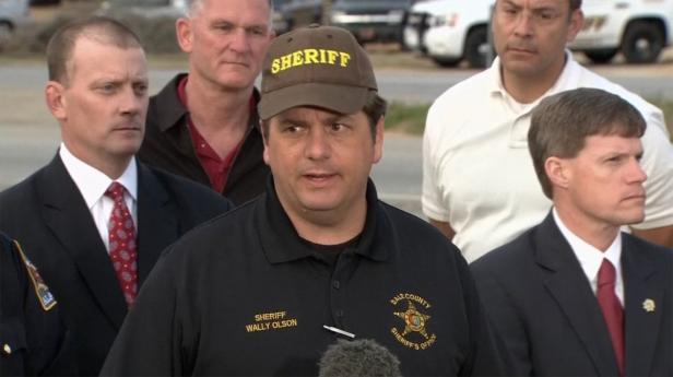Sheriff Wally Olson vom Dale County spricht vor einer Gruppe von Personen.