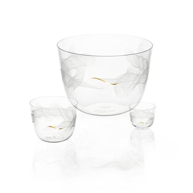 Eine große Glasschale und zwei kleine Gläser mit filigranem Dekor stehen auf einem weißen Untergrund.