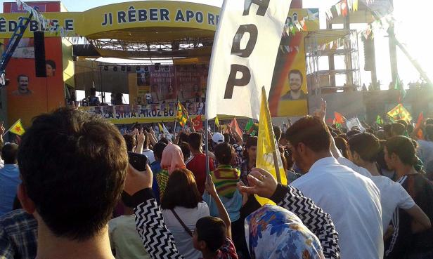 Eine Menschenmenge demonstriert mit HDP-Flaggen auf einer politischen Kundgebung.