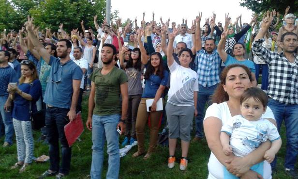 Eine Menschenmenge demonstriert und zeigt das Victory-Zeichen.