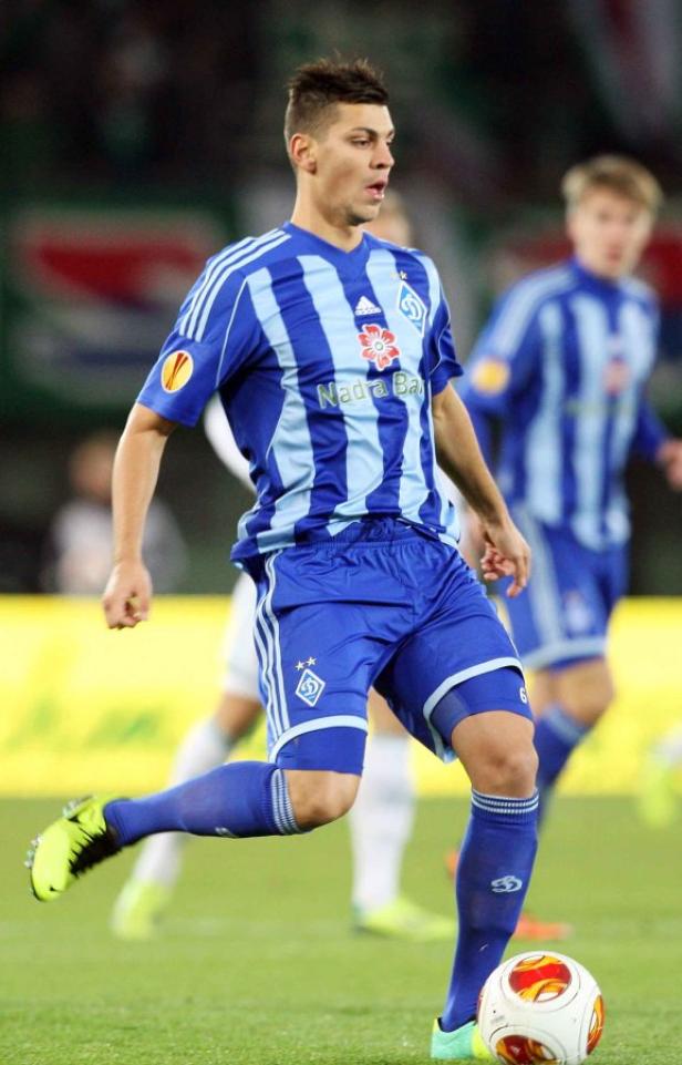 Ein Fußballspieler in blau-weiß gestreifter Uniform beim Spiel.