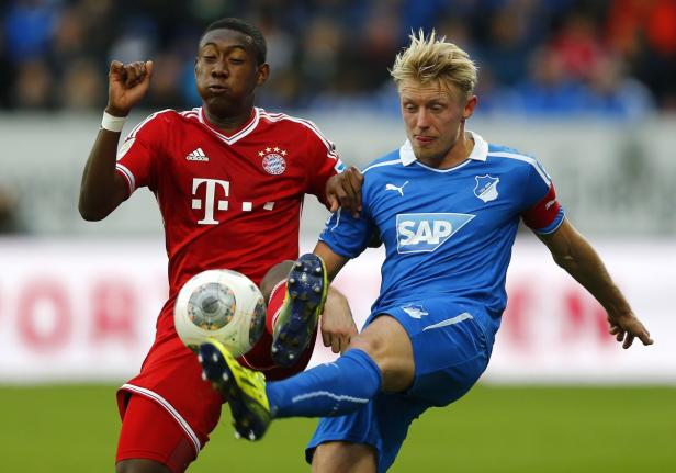 Zwei Fußballspieler kämpfen um den Ball.