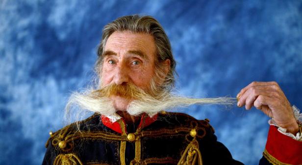 Ein Mann mit einem beeindruckenden, langen Bart in einer historischen Uniform.