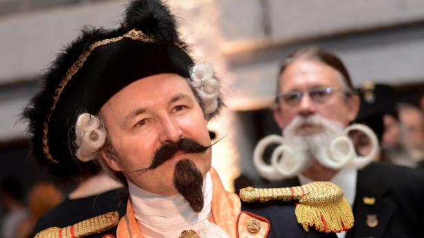 Zwei Männer mit aufwendigen Bärten und historisch anmutenden Kostümen.