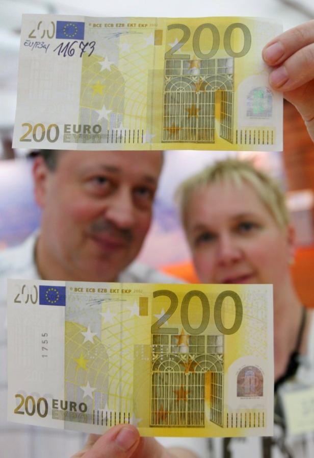 Zwei Personen halten je einen 200-Euro-Schein in der Hand.