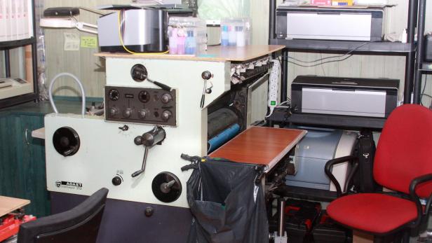 Eine Offsetdruckmaschine vom Typ Adast Romayor 313 in einer Werkstatt.