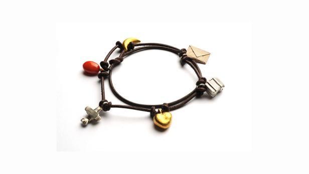 Ein Armband aus Leder mit Anhängern wie einem Flugzeug, einem Herz und einem Briefumschlag.