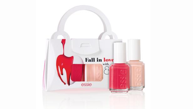 Ein Essie Nagellack-Set in einer Handtaschenverpackung mit rotem und nudefarbenem Lack.