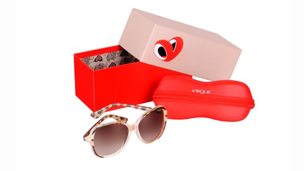 Eine Vogue-Sonnenbrille mit Etui und einer Schachtel mit Herz-Dekor.