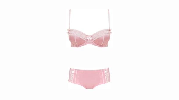 Ein rosa Dessous-Set mit Spitze und Schleifen, bestehend aus BH und Slip.