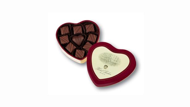 Eine geöffnete, herzförmige Pralinenschachtel von Hotel Sacher Wien.