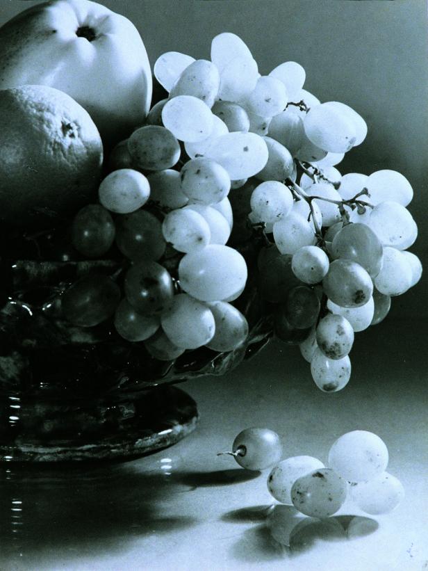 Ein Arrangement aus Obst und Trauben in einer Schale.