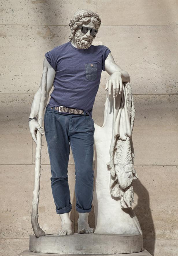 Eine Statue, die mit T-Shirt, Hose und Sonnenbrille bekleidet ist.