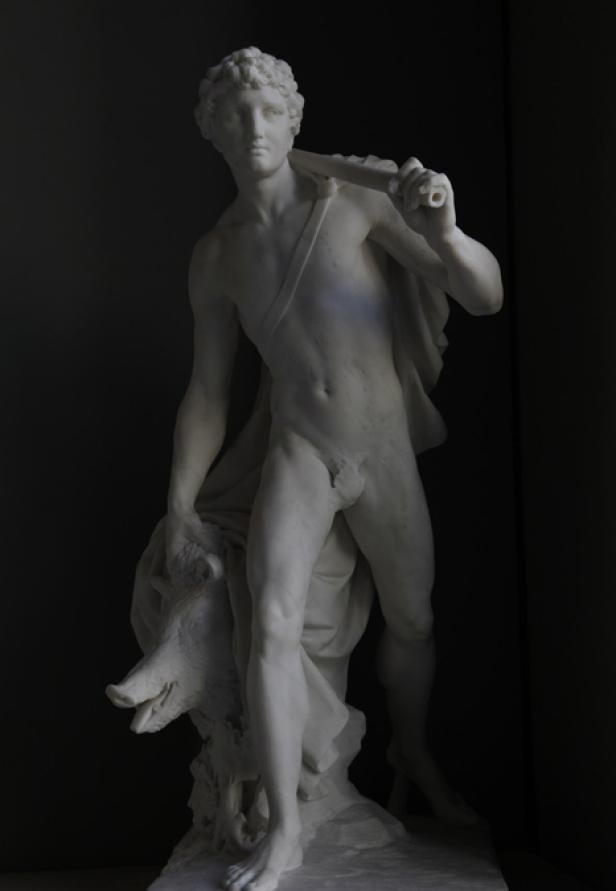 Eine Marmorstatue des griechischen Helden Meleager mit einem erlegten Eber.