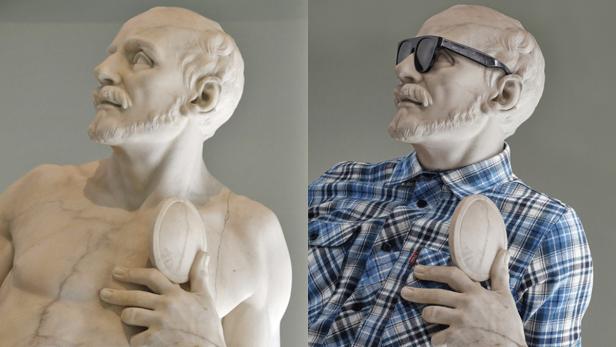 Ein Marmorstatue-Mann, einmal klassisch, einmal mit Hemd und Sonnenbrille, hält eine Scheibe.