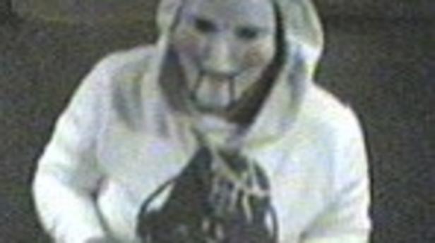 Eine Person mit einer Hasenmaske und einem Kapuzenpullover.