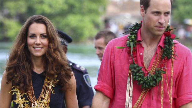 Prinz William und Prinzessin Kate tragen traditionelle Blumenkränze.
