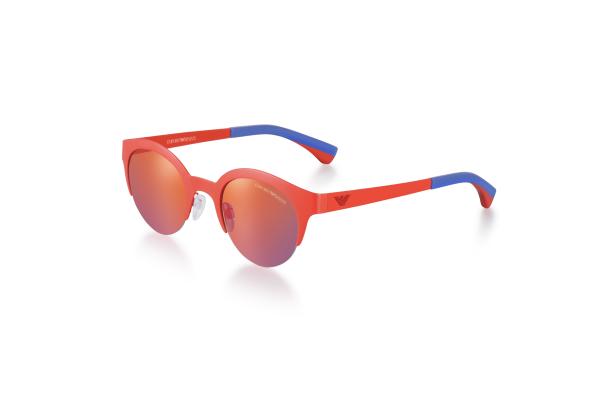 Eine rote Emporio Armani Sonnenbrille mit blau abgesetzten Bügeln liegt auf einem weißen Hintergrund.