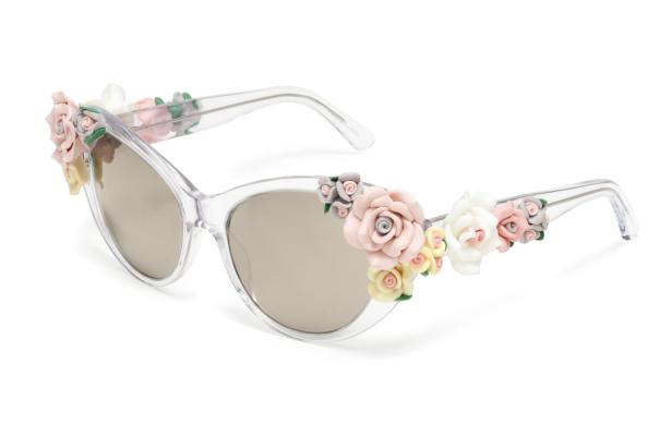 Eine transparente Sonnenbrille ist mit pastellfarbenen Rosen verziert.