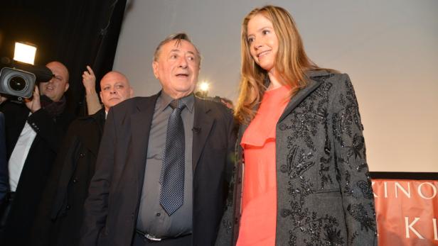 Der Regisseur Volker Schlöndorff mit einer Frau auf einer Veranstaltung.