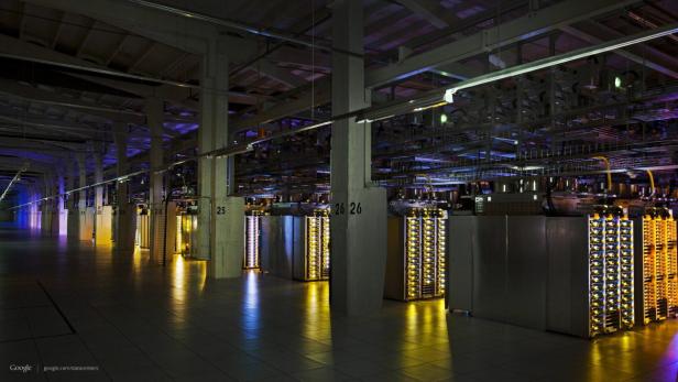 Ein langer Gang in einem Rechenzentrum mit Servern und bunten Lichtern.