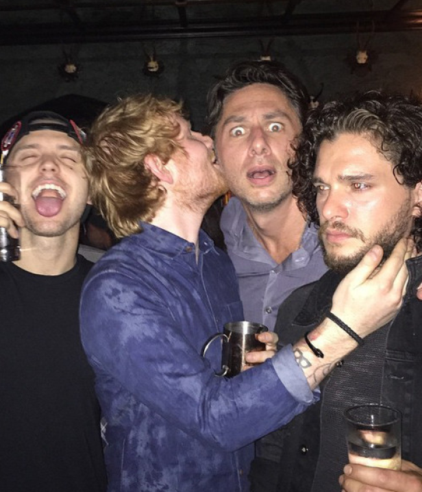 Ed Sheeran gibt Zach Braff einen Kuss, während Kit Harington daneben steht.
